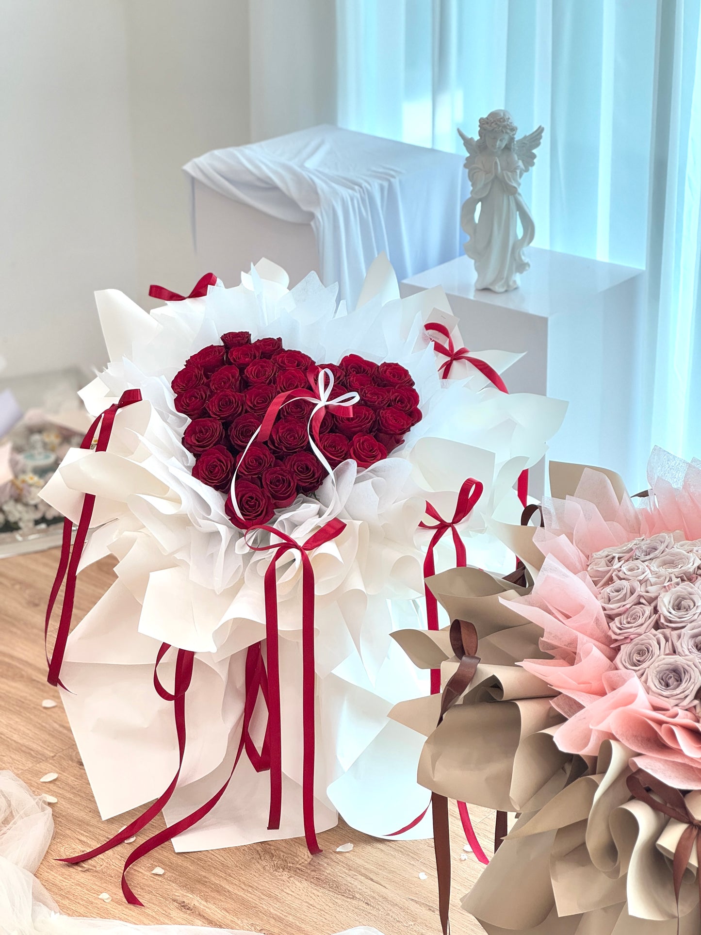 Burning Heart – 33 Red Roses