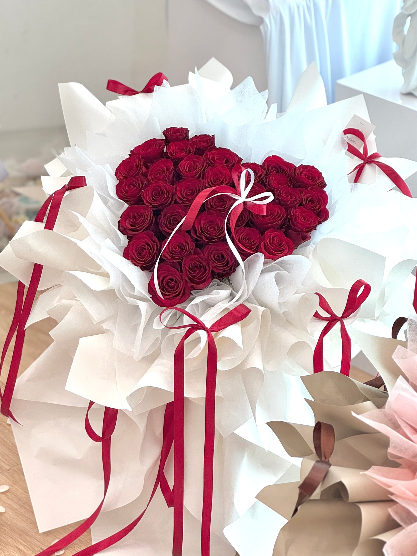 Burning Heart – 33 Red Roses