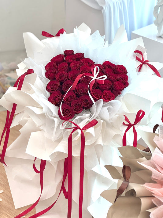 Burning Heart – 33 Red Roses