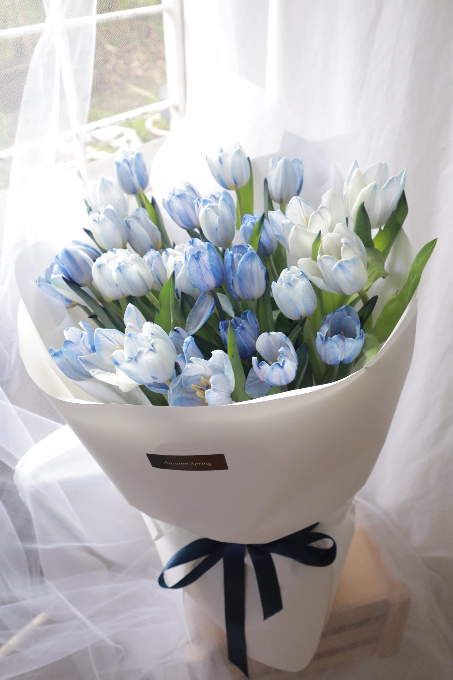 33  Pigment Blue Dyed Tulip Bouquet