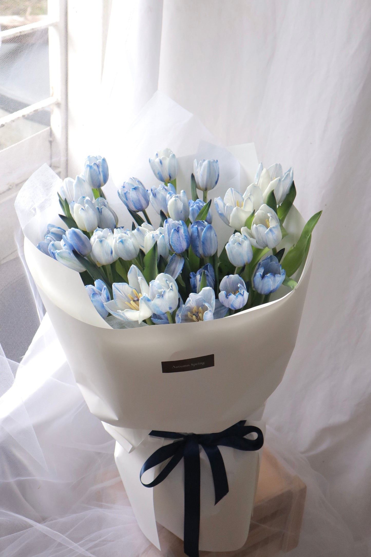 33  Pigment Blue Dyed Tulip Bouquet