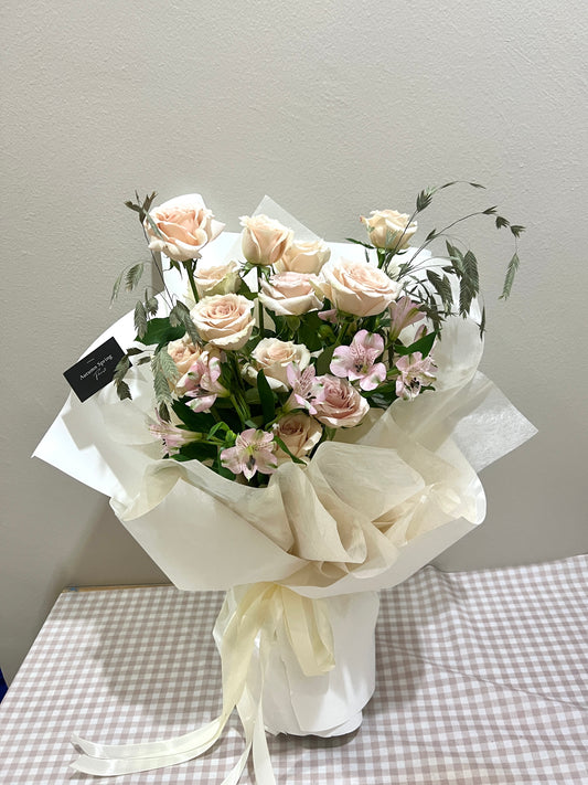 Evelyn Quicksand Roses Mixed Bouquet