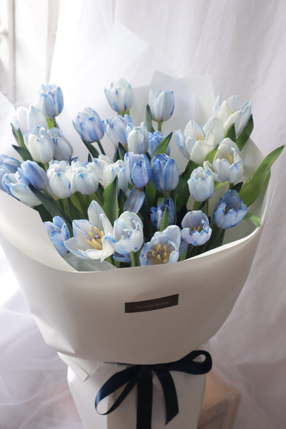 33  Pigment Blue Dyed Tulip Bouquet