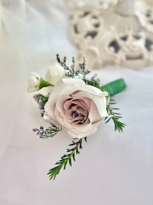 Manta Rose Boutonniere